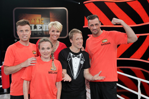  Sonja Zietlow (M.), Oliver Pocher (2.v.r.), Eik (l.), Melanie und Sascha (r.); (c) RTL / Frank Hempel 