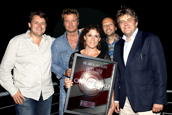 Freuen sich über den Platin-Status des Chartshow-Albums 'Die erfolgreichsten Hits 2011': Andreas Zaik, Jochen Mast (RTL), Judith Langhans, Chartshow-Moderator Oliver Geissen und Markus Küttner (RTL) (von re.)