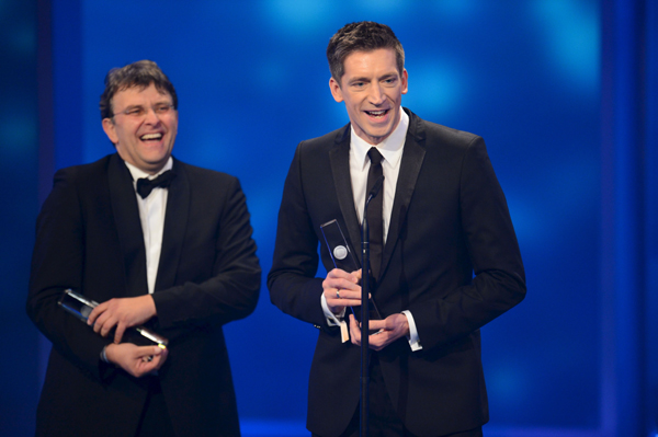Freuen sich über den Deutschen Fernsehpreis 2012: Steffen Hallaschka und stern TV-Chefredakteur Andreas Zaik (li.). (© ZDF/Willi Weber)